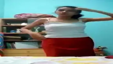 Momen Kasmaran Mahasiswi Berbaju Merah